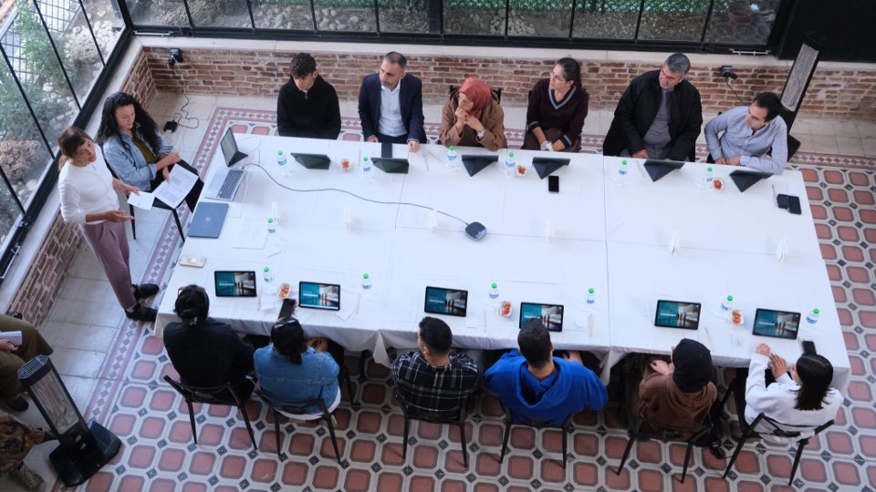 La formadora de Esfera Zeynep Sanduvaç (Nirengi Derneği) y Esther Moss (Nesta) facilitan un taller de pruebas con la comunidad en Antalya, Turquía, noviembre de 2024