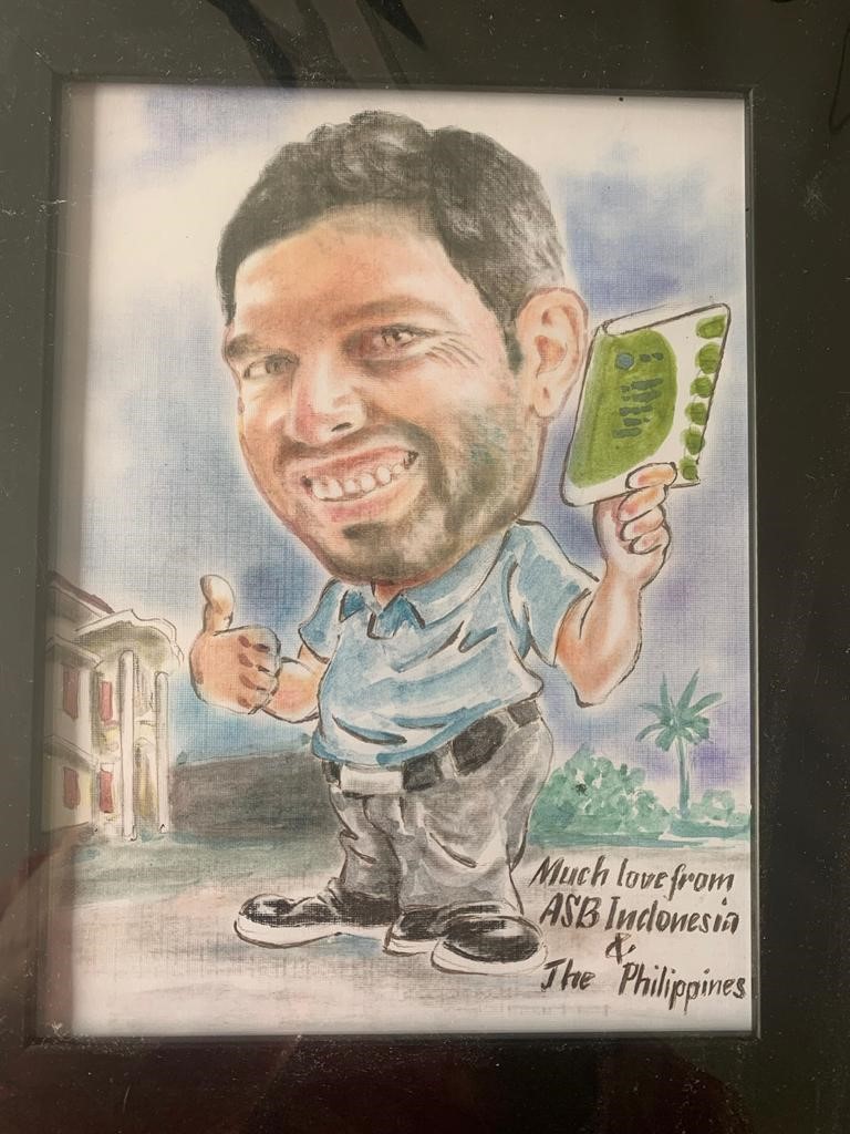 Caricatura de Axel sosteniendo el Manual Esfera de 2011 