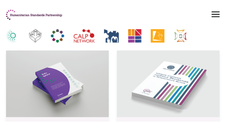 Captura de pantalla del sitio web de la HSP que muestra los logotipos de ocho de las normas HSP y maquetas fotorrealistas de los manuales de Esfera y Protección de la Niñez y Adolescencia.